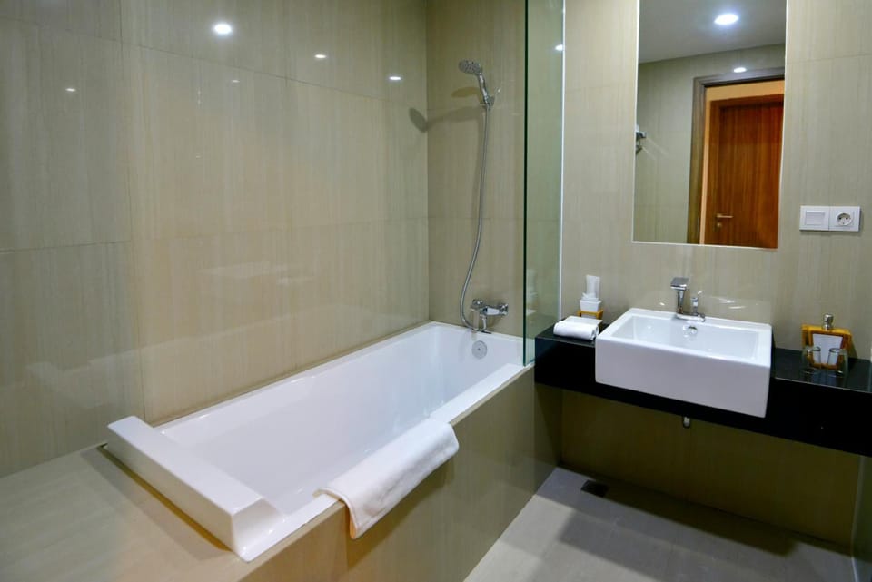 Shower, rainfall showerhead, free toiletries, slippers