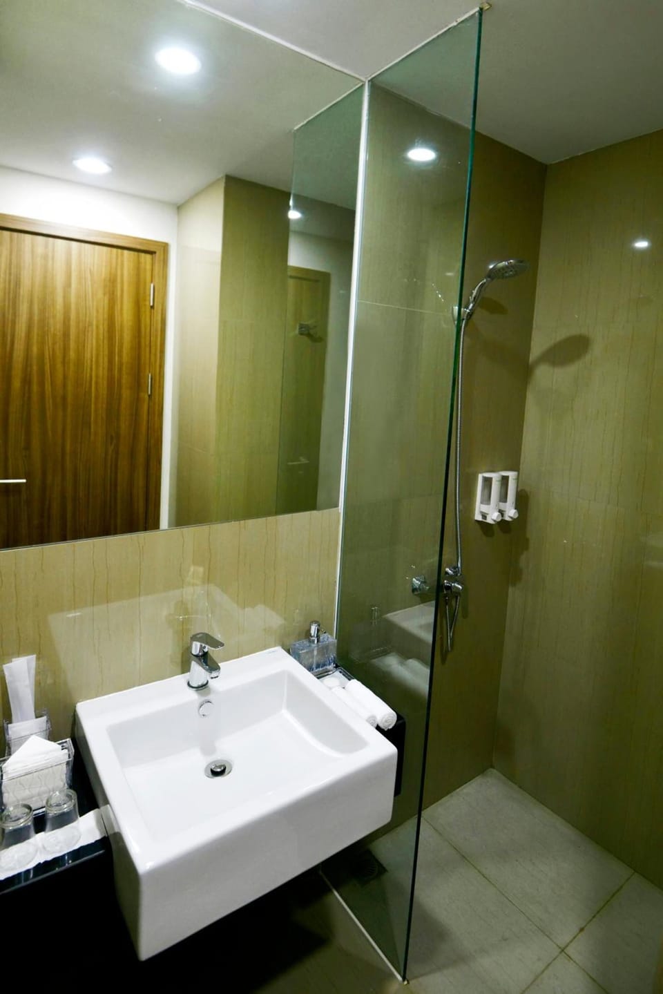 Shower, rainfall showerhead, free toiletries, slippers