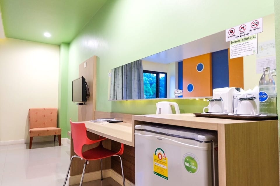 Shower, free toiletries, towels