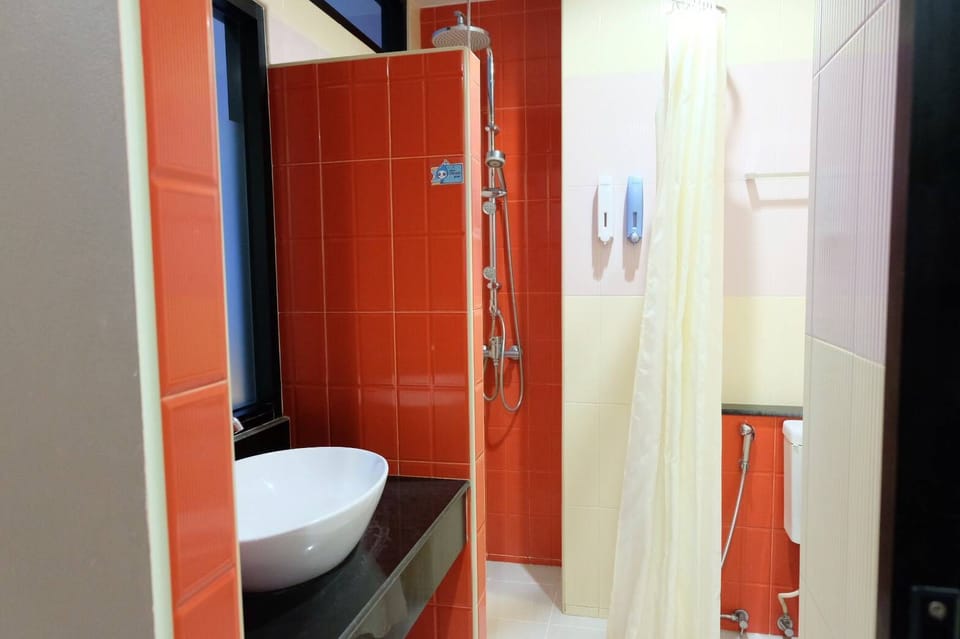 Superior Double Room | Bathroom | Shower, free toiletries, towels
