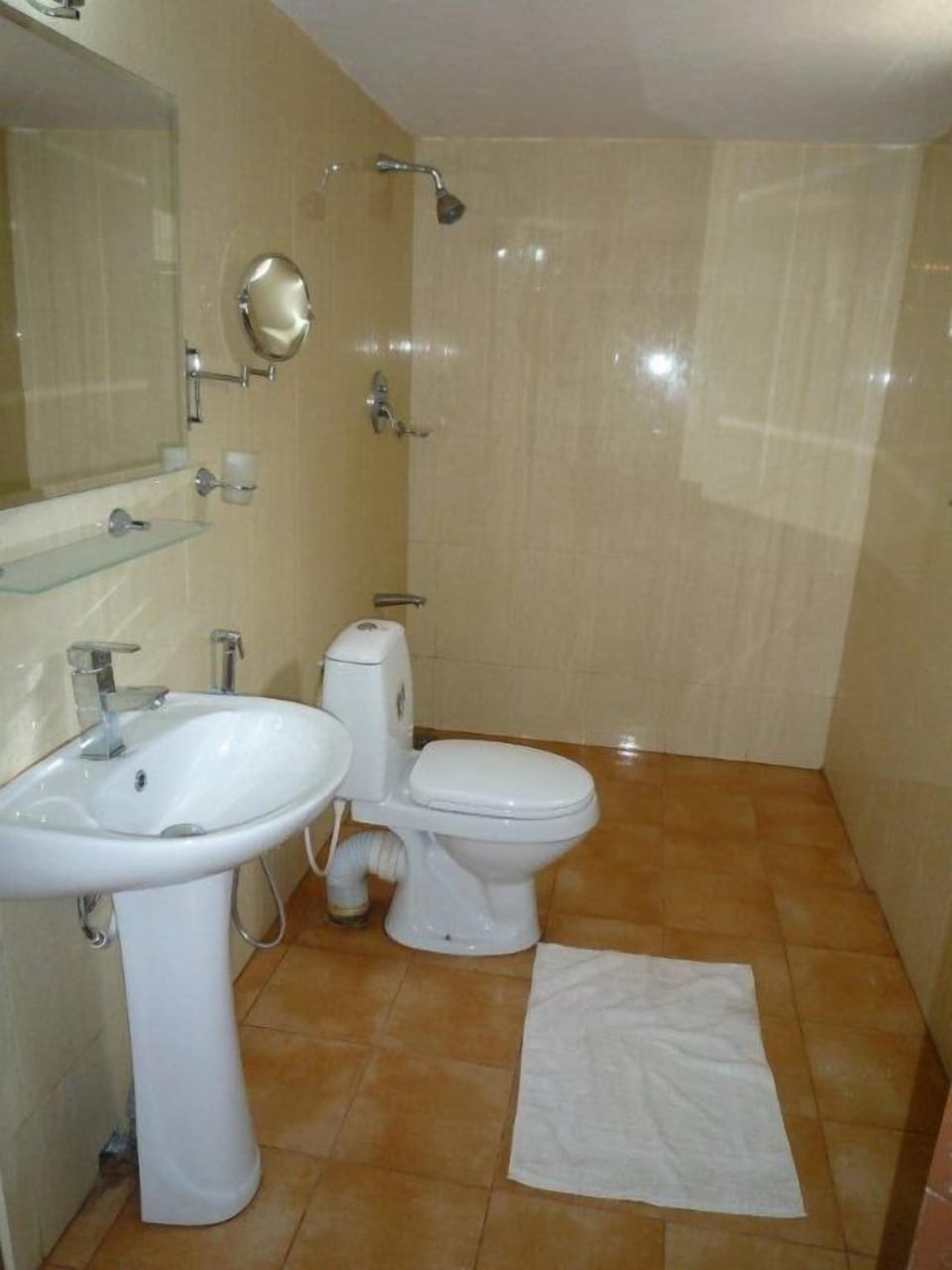 Shower, free toiletries, towels