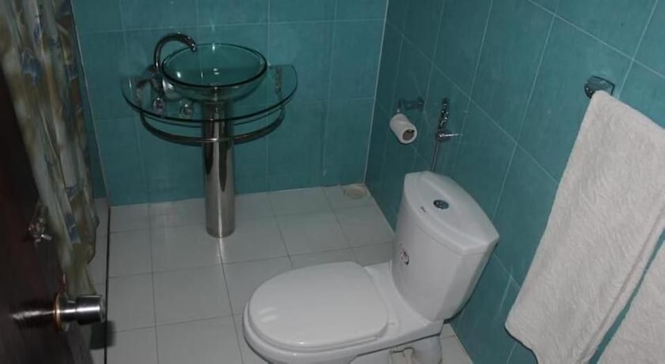 Standard Twin Room, 1 Bedroom, Beachfront | Bathroom | Shower, free toiletries, towels