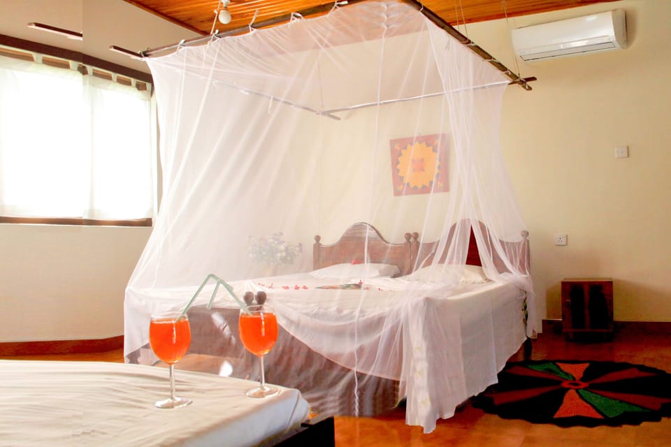 Standard Twin Room, 1 Bedroom, Beachfront | Desk, bed sheets