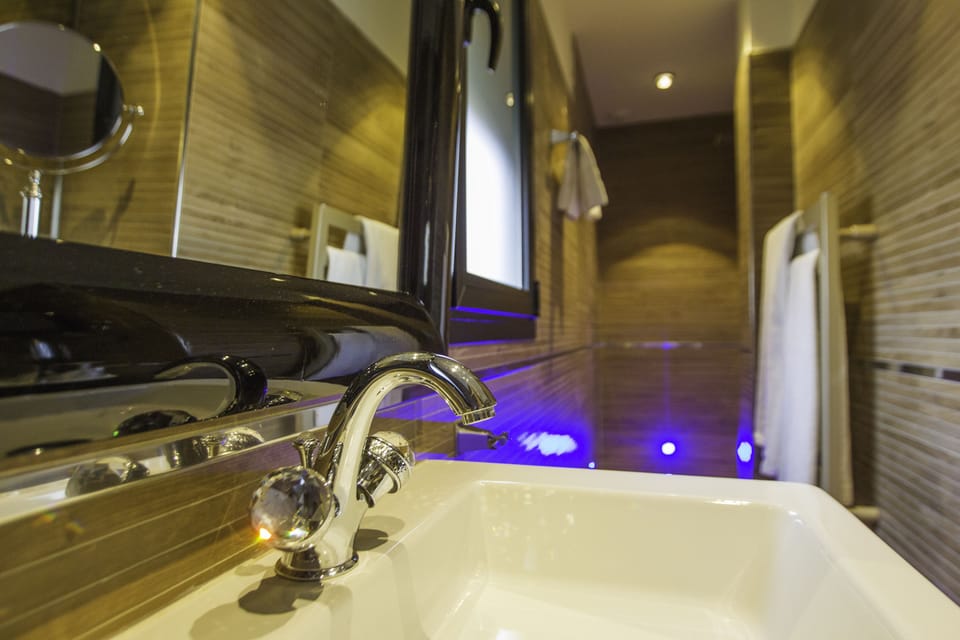 Standard Double Room | Bathroom | Free toiletries, hair dryer, slippers, towels