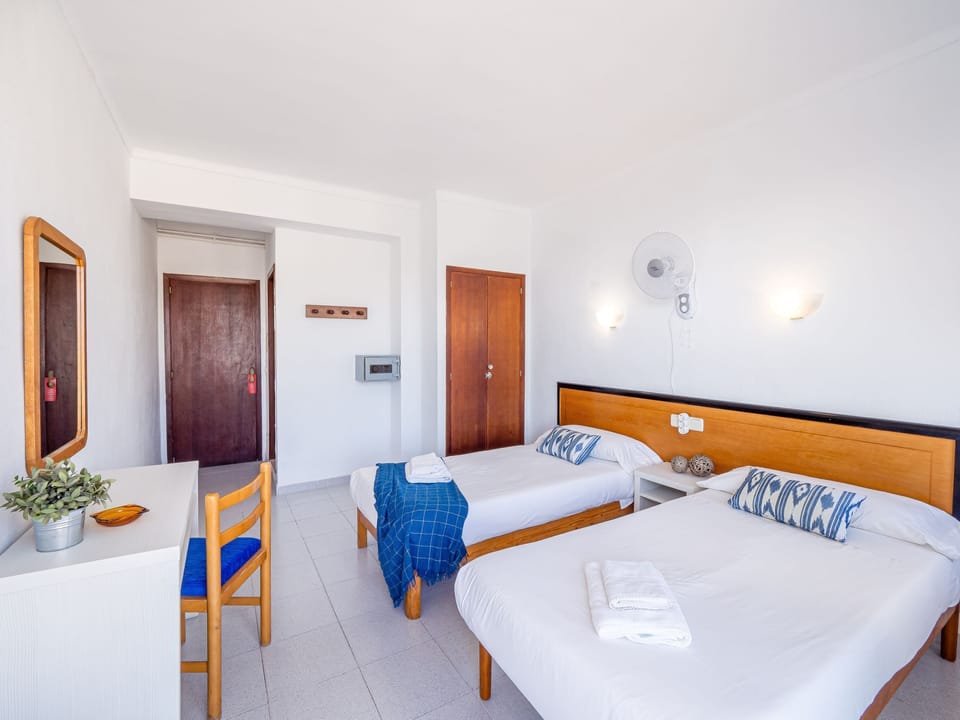 Double Room, Partial Sea View | Desk, free WiFi, bed sheets