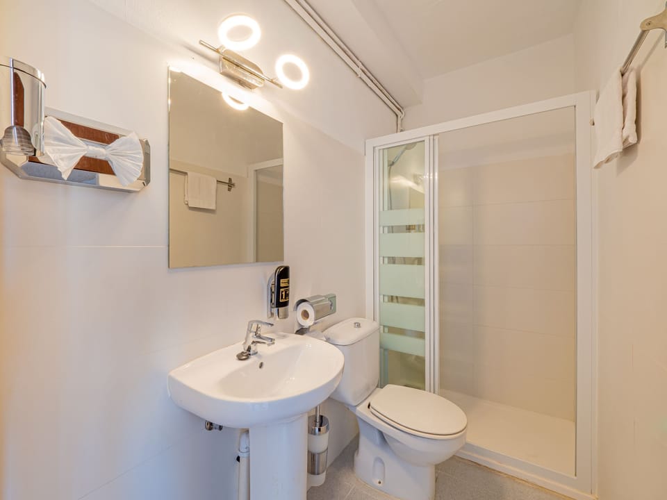 Shower, free toiletries, towels