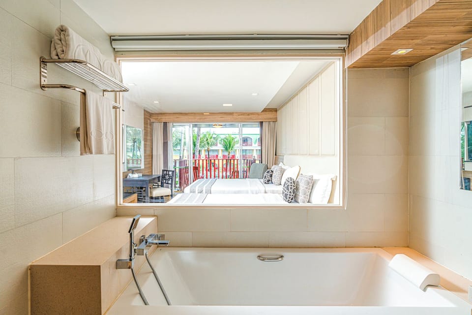 Deluxe Pool View | Bathroom | Free toiletries, hair dryer, bathrobes, slippers