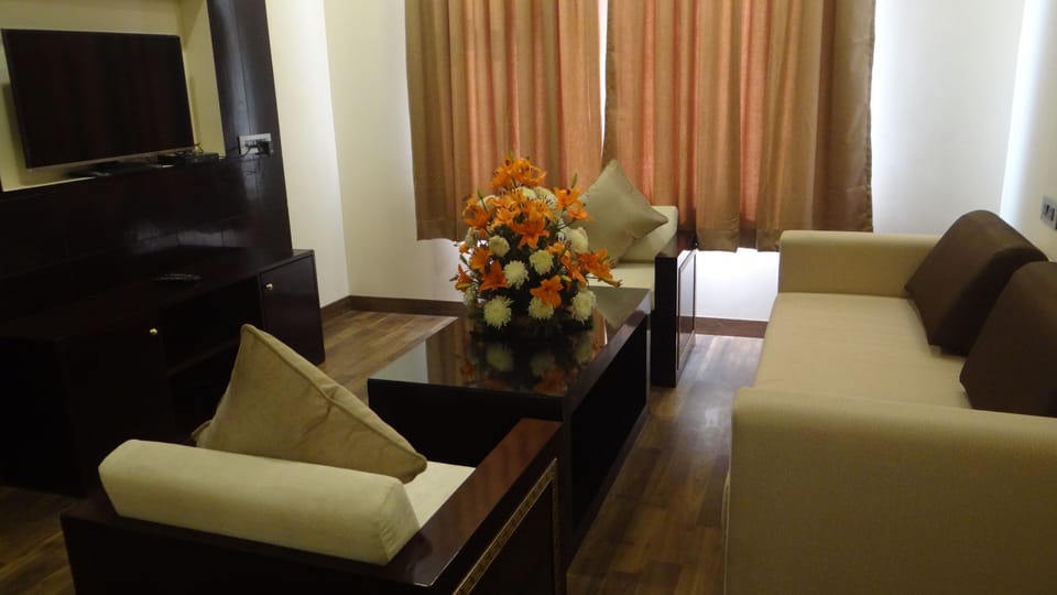 Premier Double Room, 1 Queen Bed, Non Smoking, City View | Living room | Flat-screen TV