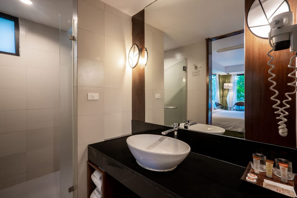 Chalet | Bathroom | Shower, free toiletries, hair dryer, bathrobes