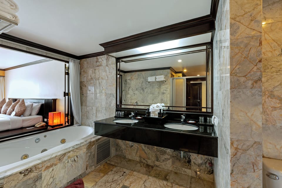 Family Room | Bathroom | Free toiletries, hair dryer, towels, soap