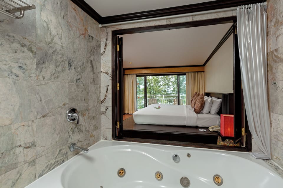 Family Room | Minibar, in-room safe, desk, iron/ironing board