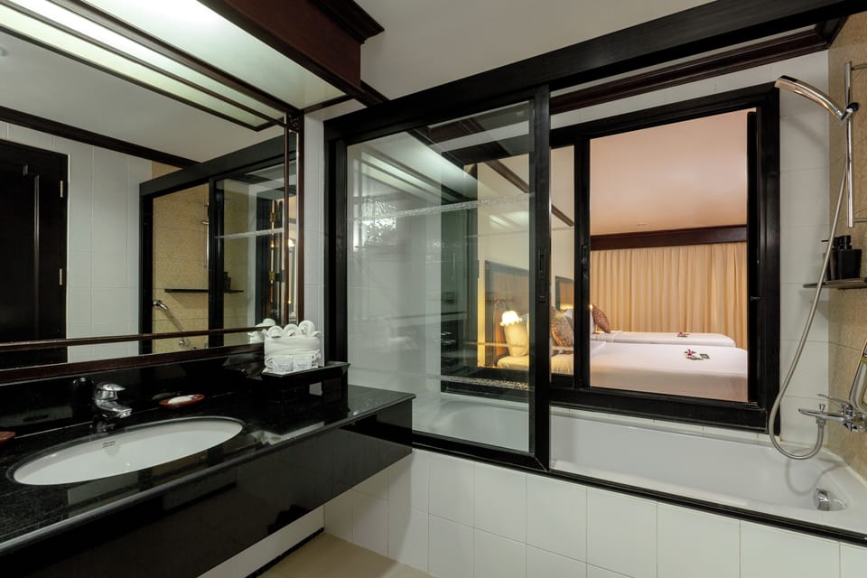 Executive Deluxe Triple Room | Bathroom | Free toiletries, hair dryer, towels, soap