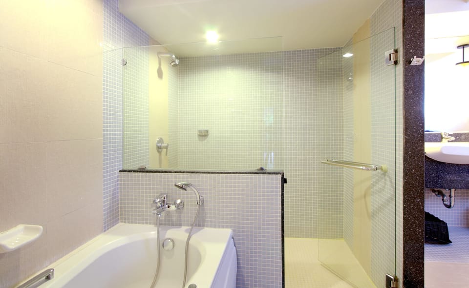 Premium Deluxe Room  | Bathroom | Free toiletries, hair dryer, bathrobes, slippers