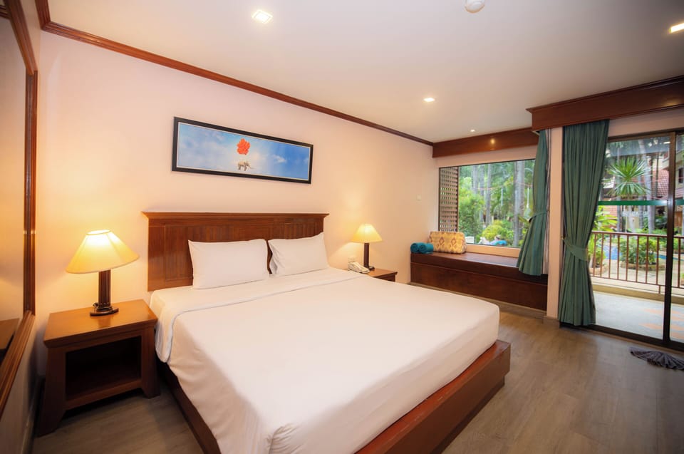 Poolside Access King Room with Balcony | Minibar, in-room safe, desk, blackout drapes