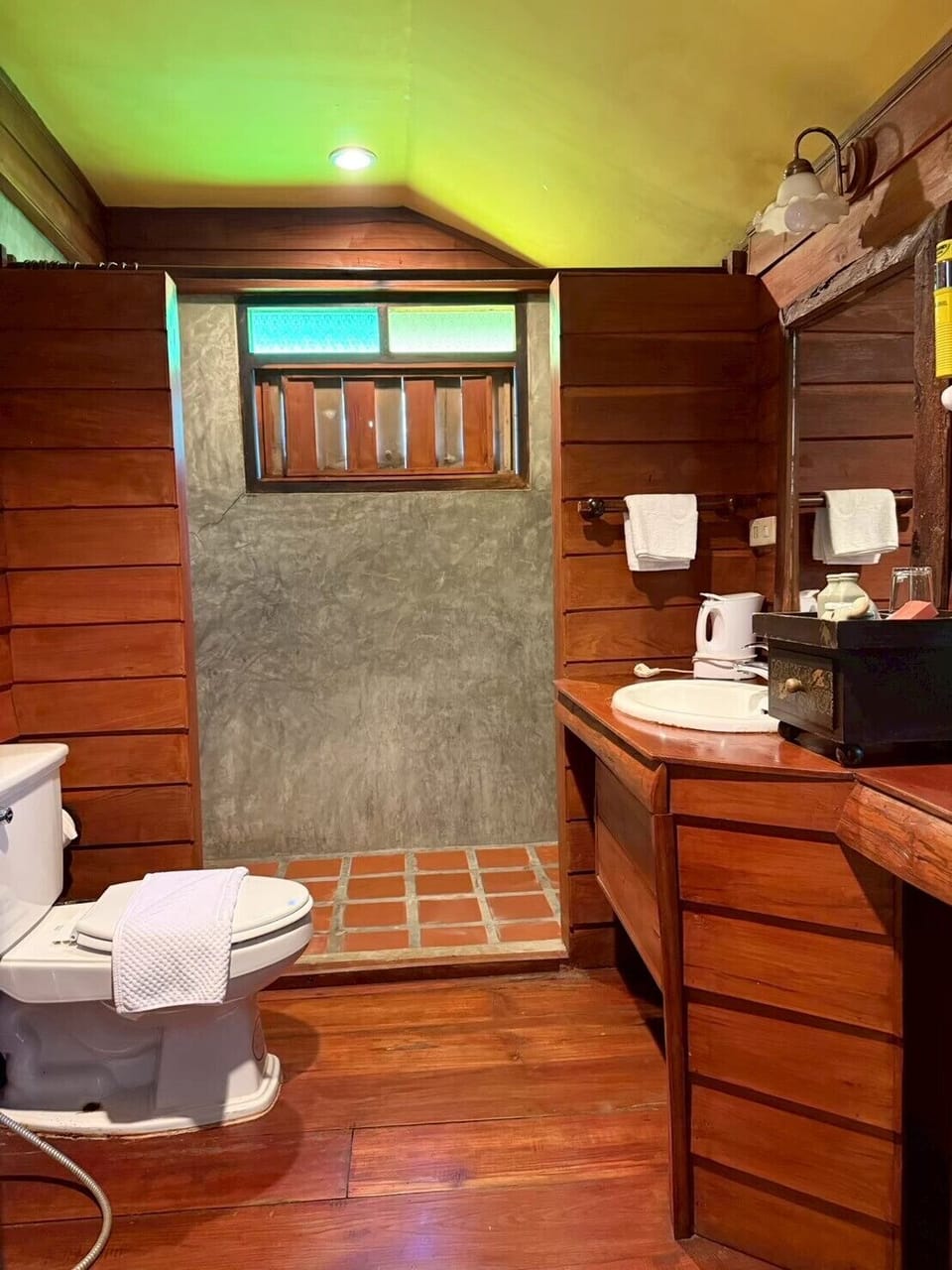 Deluxe Room with Balcony | Bathroom | Free toiletries, hair dryer, towels