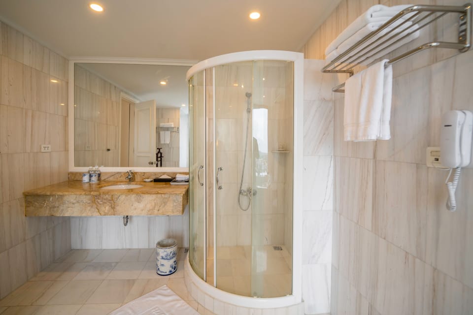 Executive Suite | Bathroom | Separate tub and shower, deep soaking tub, designer toiletries
