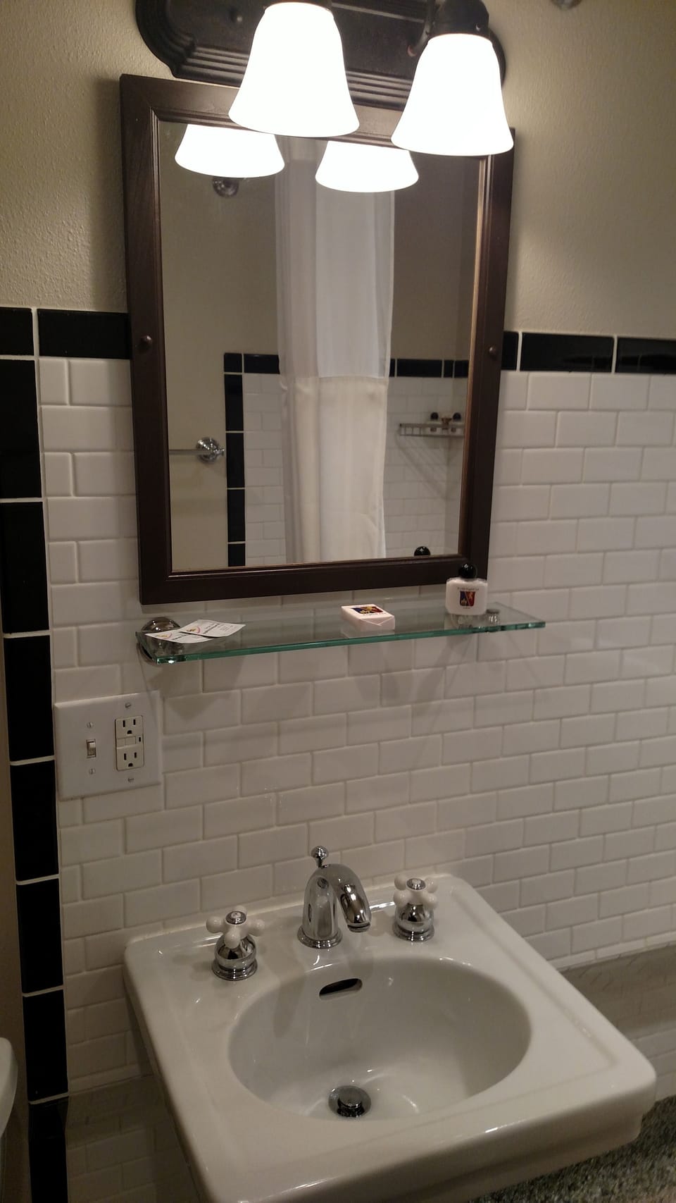 Standard Room, 1 Queen Bed | Bathroom | Free toiletries, hair dryer, towels