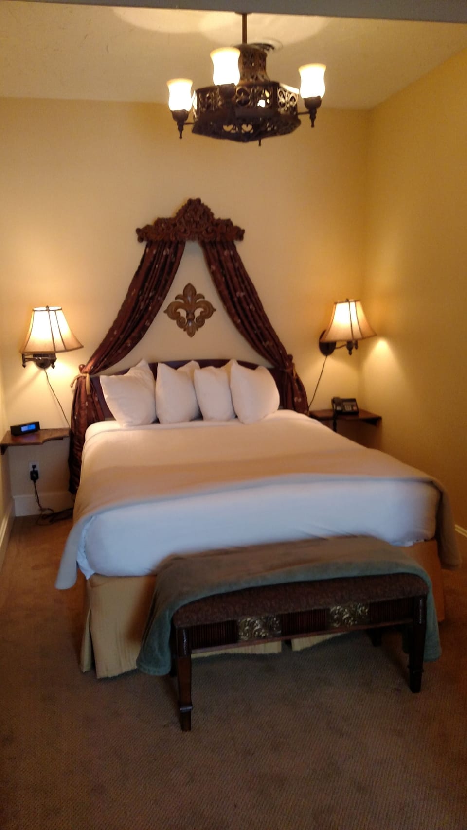 Deluxe Studio Suite, 1 Queen Bed | Desk, iron/ironing board, free WiFi, bed sheets