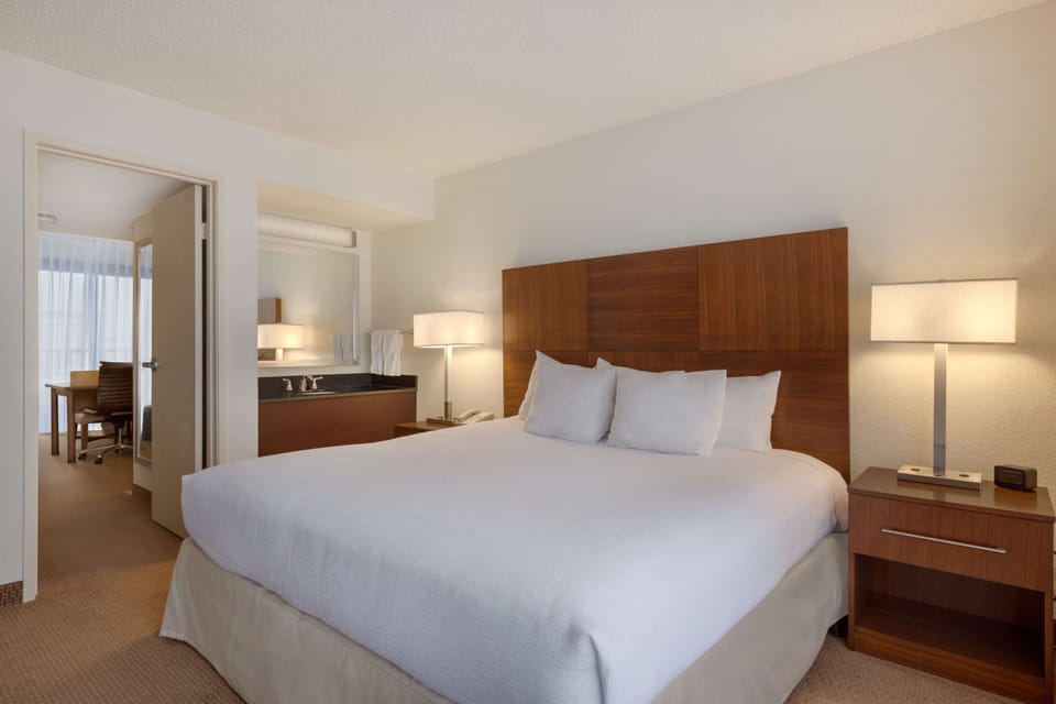 Room, 1 King Bed, Non Smoking | 1 bedroom, premium bedding, in-room safe, desk