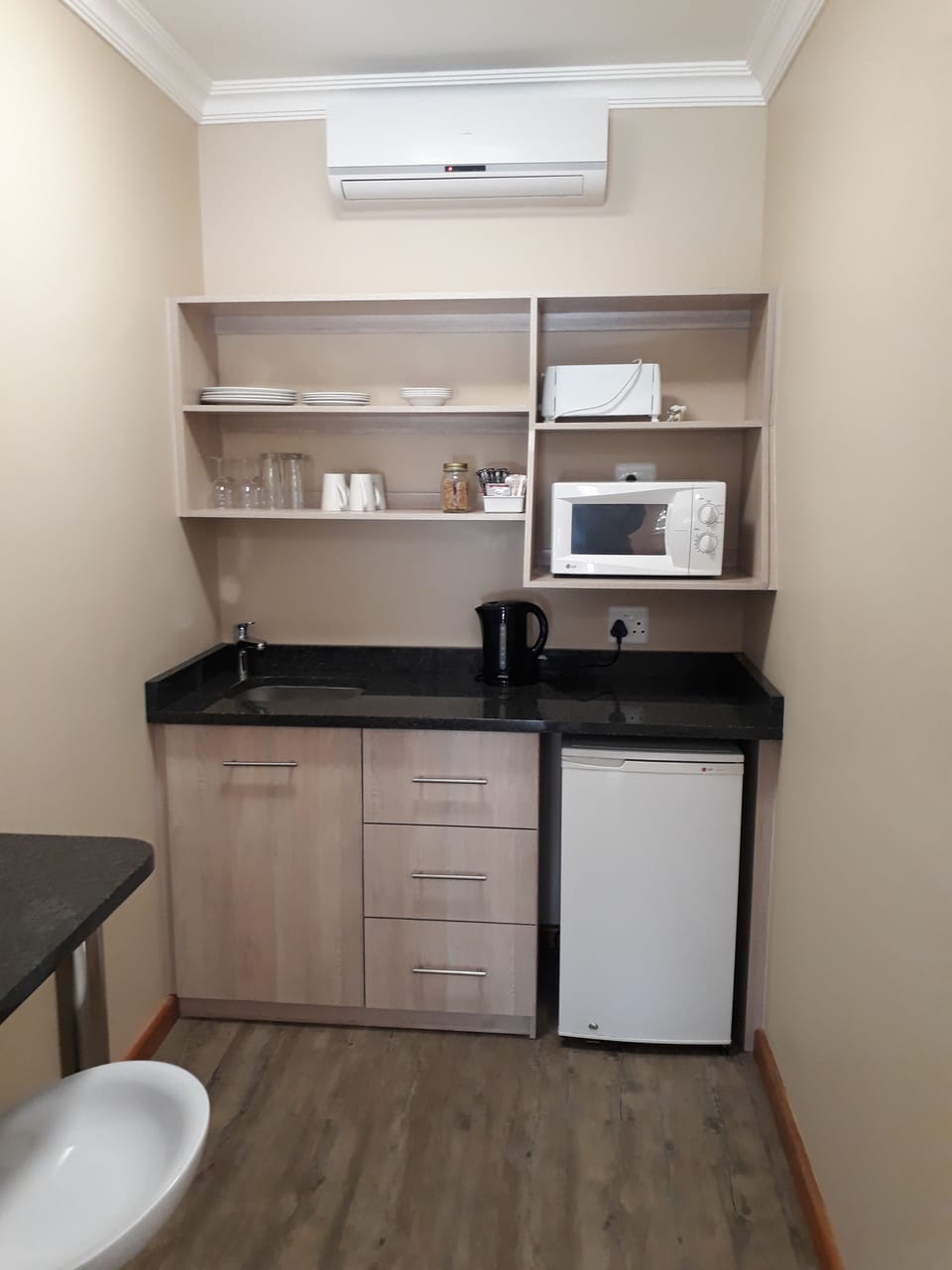 Family Room, 1 Bedroom (King Room) | Desk, free WiFi, bed sheets