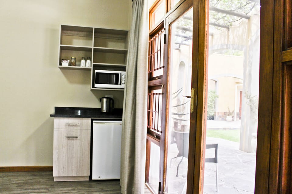 Comfort Room, 1 Bedroom (Queen Room) | Desk, free WiFi, bed sheets
