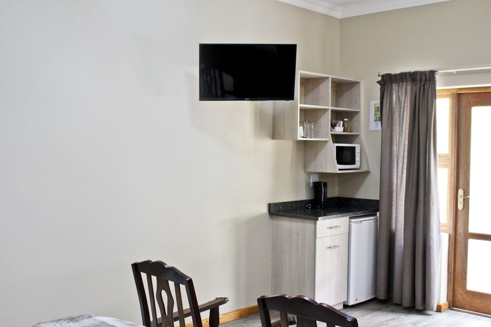 Family Room, 1 Bedroom | Desk, free WiFi, bed sheets