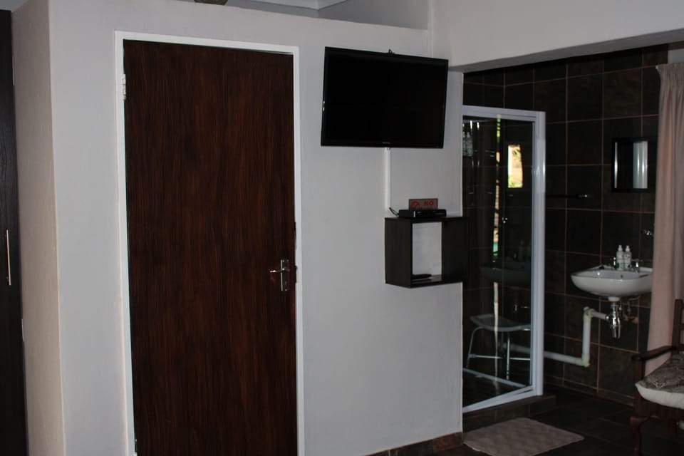 Executive Room, 1 Double Bed, Non Smoking, Refrigerator & Microwave | Bathroom | Free toiletries, hair dryer, towels, soap