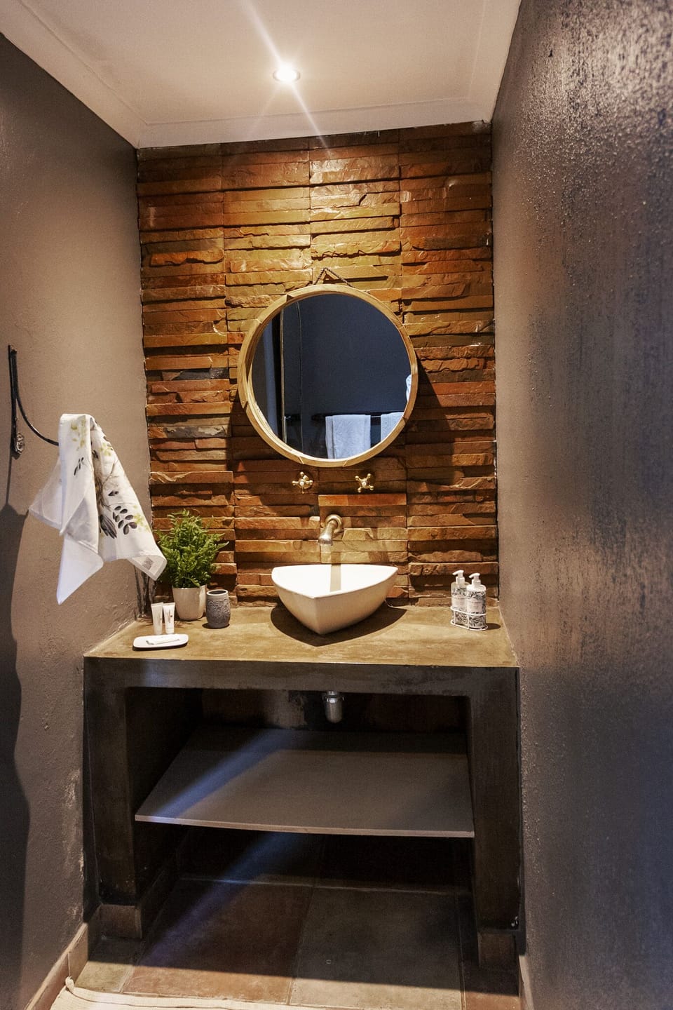 Economy Room, 1 Bedroom | Bathroom | Shower, free toiletries, hair dryer, towels