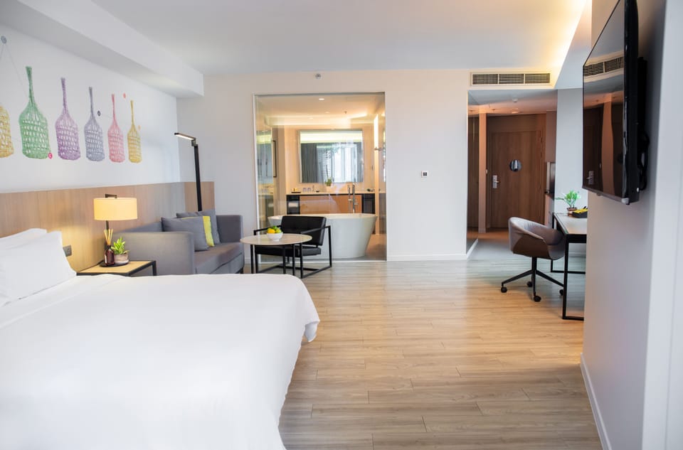 Premier Studio | Minibar, in-room safe, desk, iron/ironing board