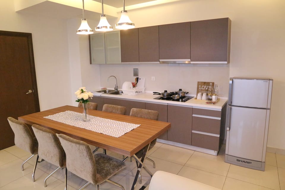 Deluxe Double Room, 2 Bedrooms, Kitchen, City View | In-room dining