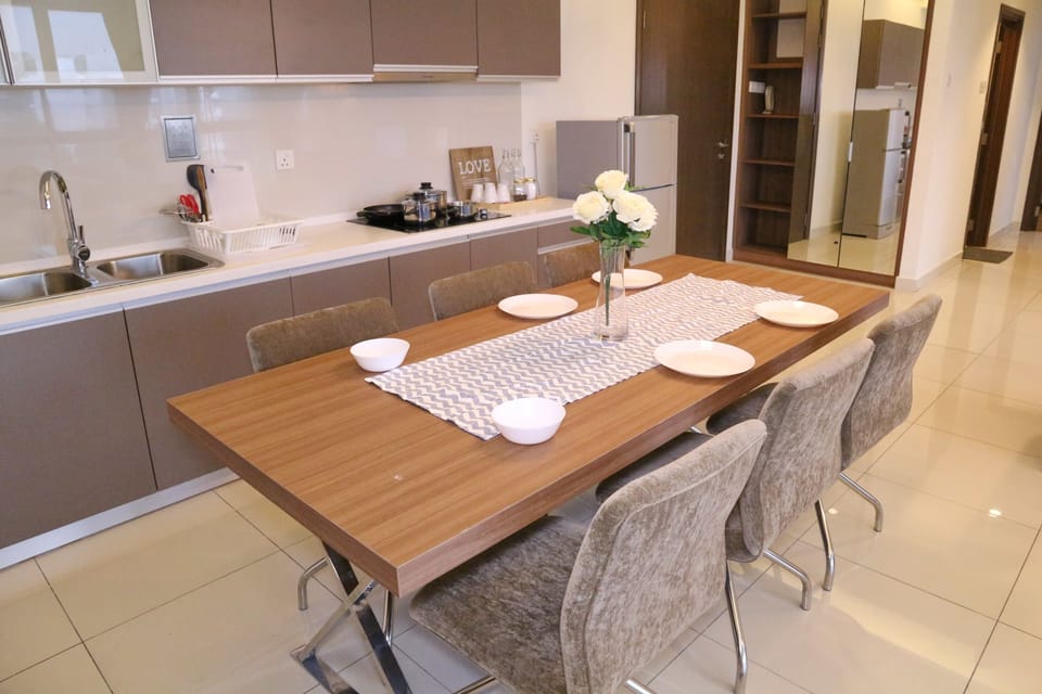 Deluxe Double Room, 2 Bedrooms, Kitchen, City View | In-room dining
