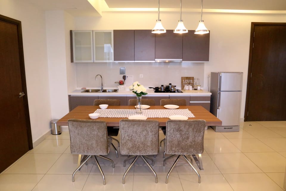 Deluxe Double Room, 2 Bedrooms, Kitchen, City View | In-room dining