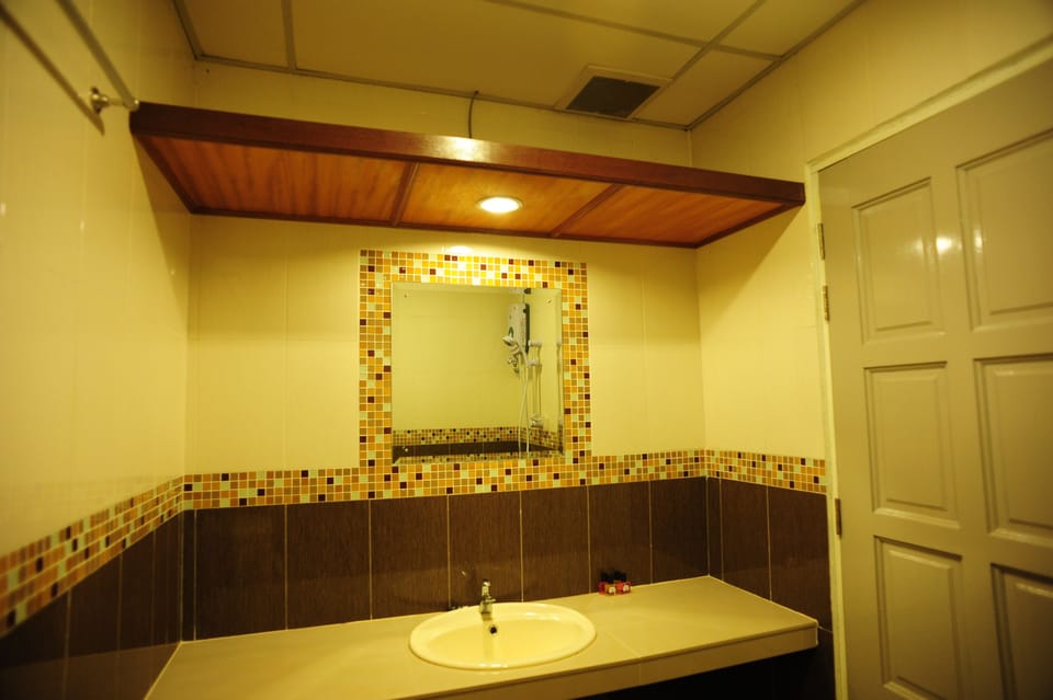 Apartment | Bathroom | Shower, free toiletries, towels