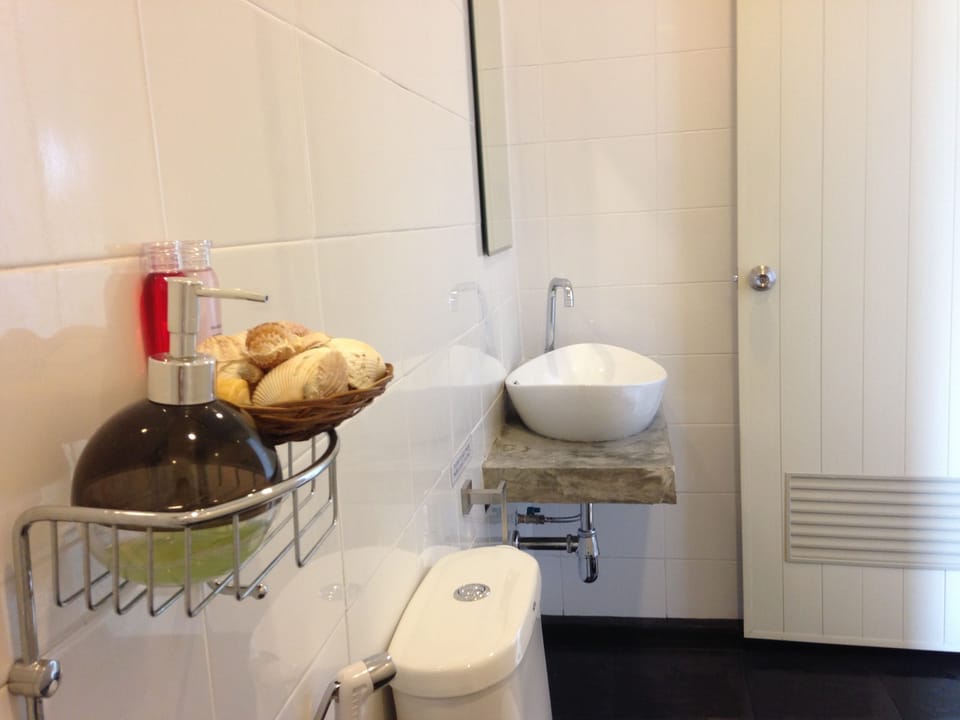 Standard Triple Room | Bathroom | Shower, free toiletries, hair dryer, towels