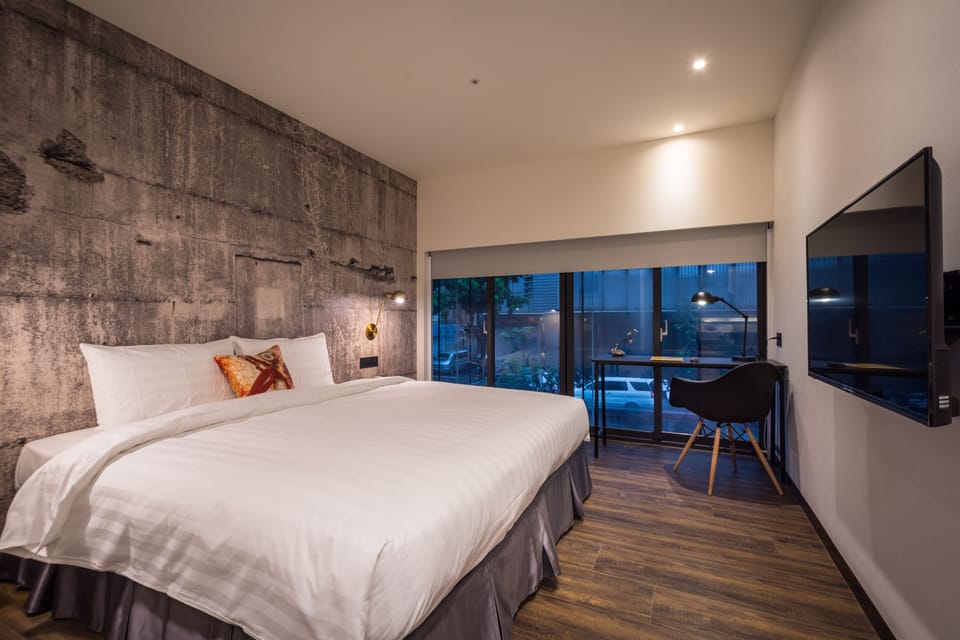 Deluxe Double Room | Minibar, in-room safe, individually decorated, desk