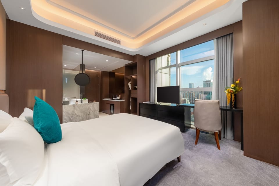 Executive King Room (No Bathtub) | Minibar, in-room safe, desk, blackout drapes
