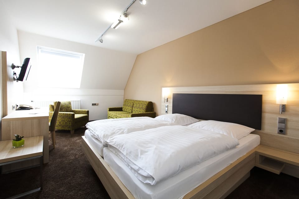 In-room safe, desk, iron/ironing board, cribs/infant beds