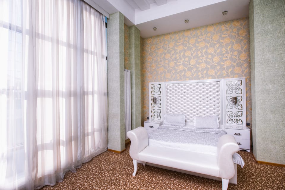 Business Suite, 1 King Bed with Sofa bed, Hot Tub, City View | Premium bedding, minibar, in-room safe, desk
