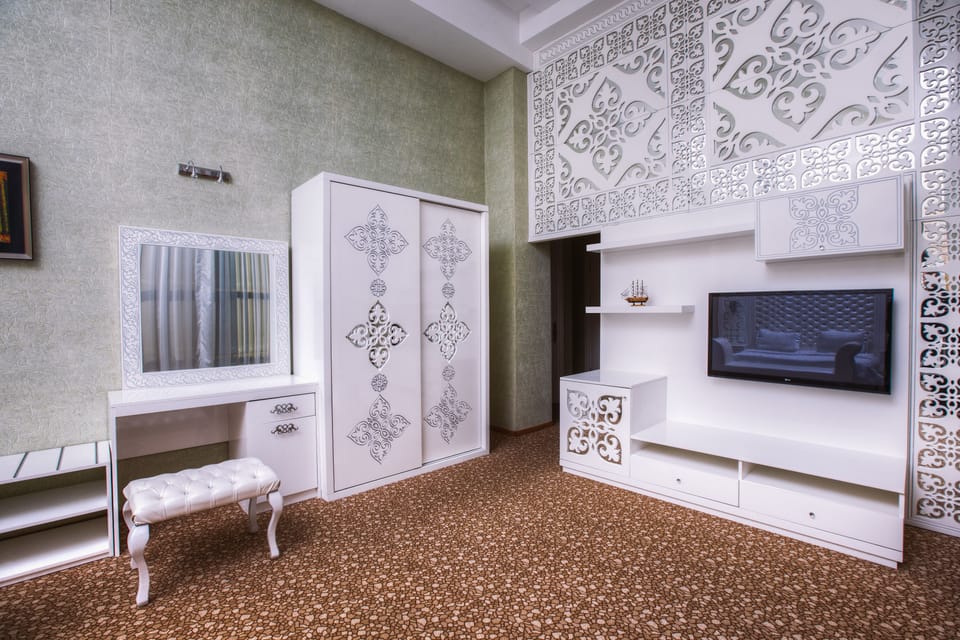 Business Suite, 1 King Bed with Sofa bed, Hot Tub, City View | Premium bedding, minibar, in-room safe, desk
