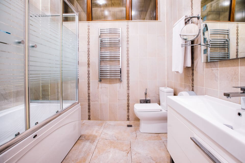 Deluxe Room, 1 King Bed with Sofa bed, Hot Tub | Bathroom | Combined shower/tub, jetted tub, free toiletries, bathrobes
