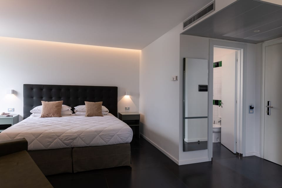 Junior Suite | Minibar, in-room safe, desk, blackout drapes
