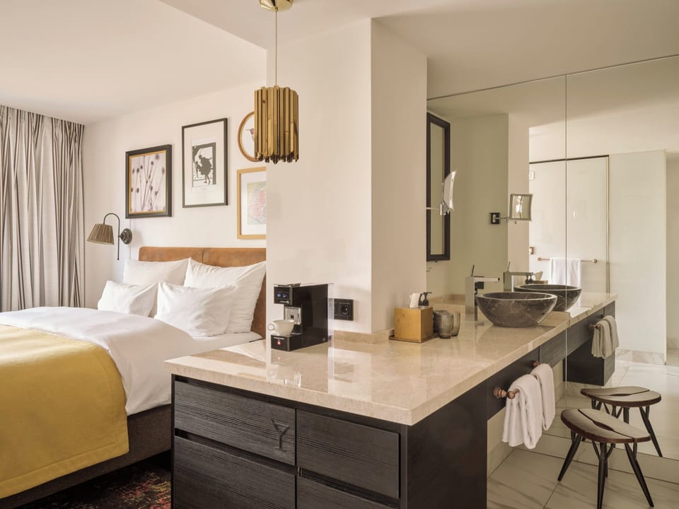 Room (Nikolai Boutique) | Premium bedding, in-room safe, desk, blackout drapes