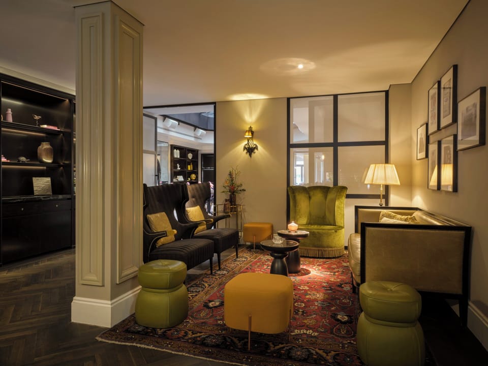 Lobby lounge