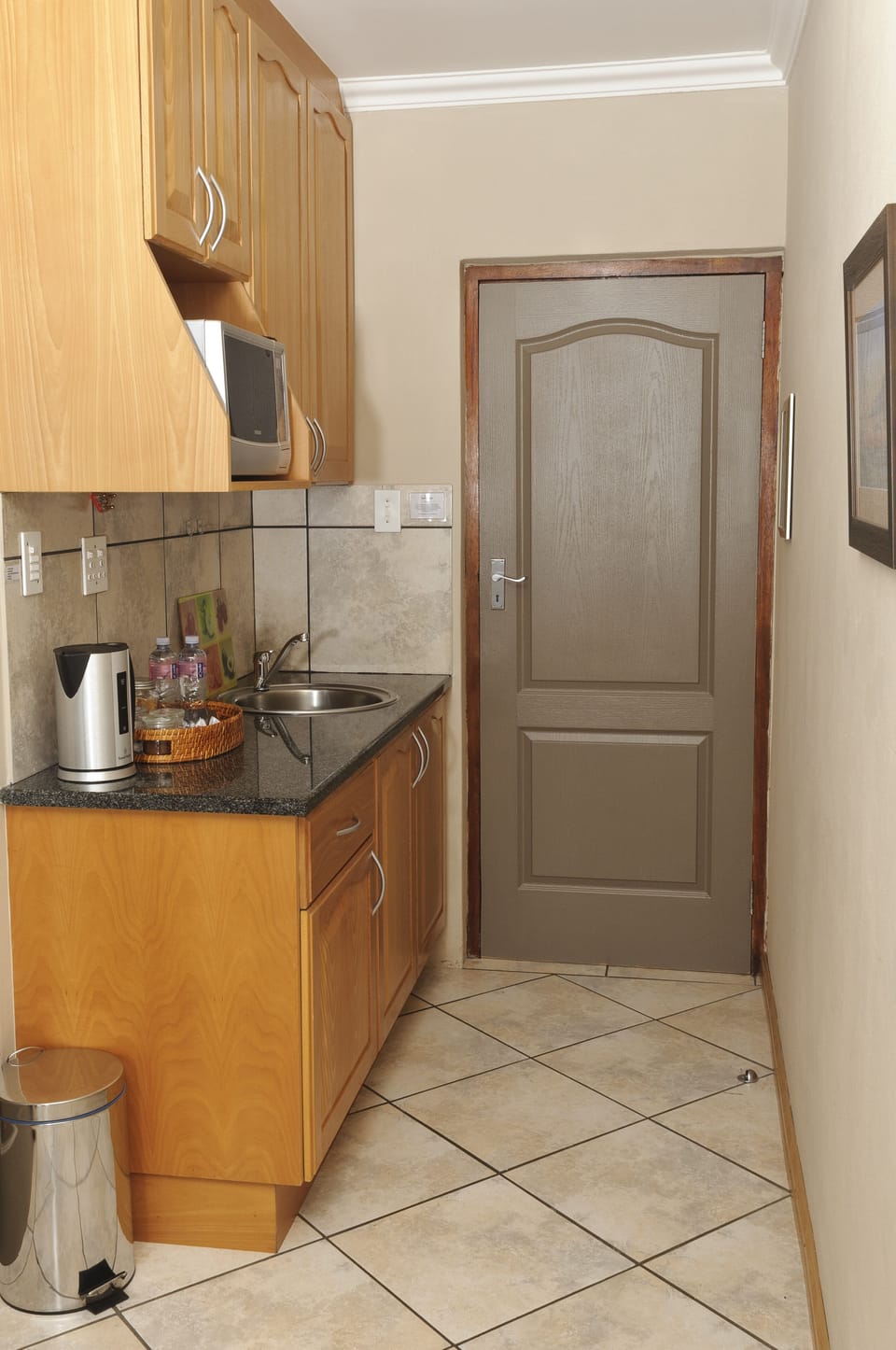 Full-size fridge, microwave, coffee/tea maker, electric kettle