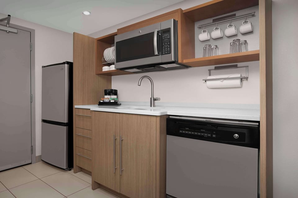 Full-size fridge, microwave, dishwasher, coffee/tea maker