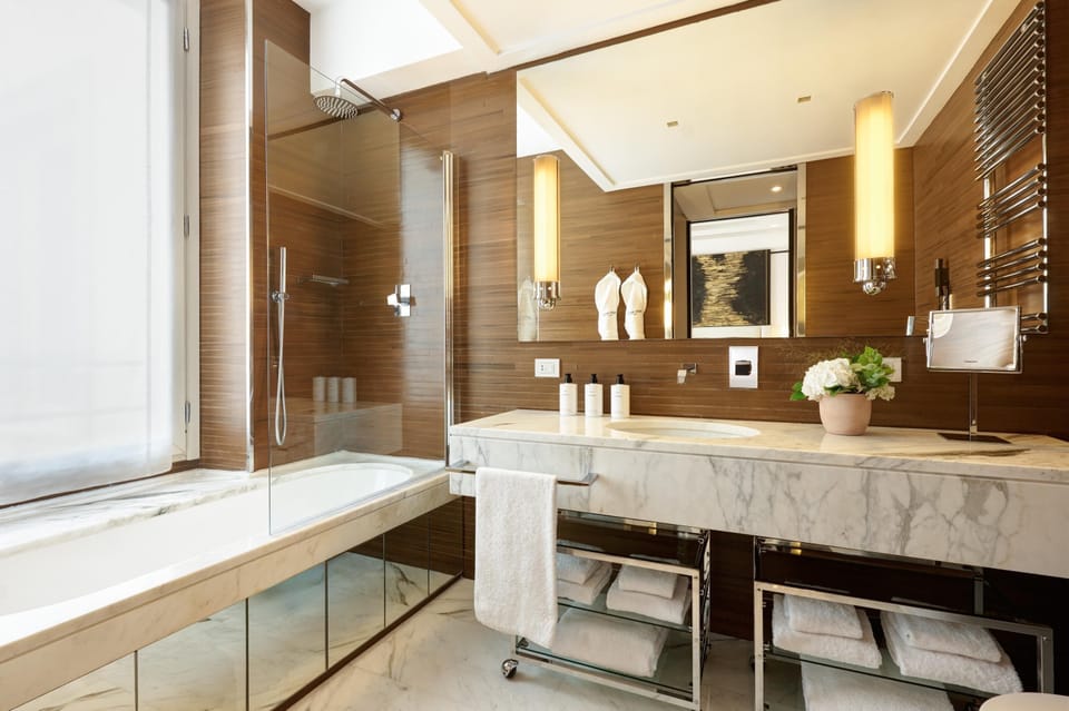 Combined shower/tub, deep soaking tub, designer toiletries, hair dryer