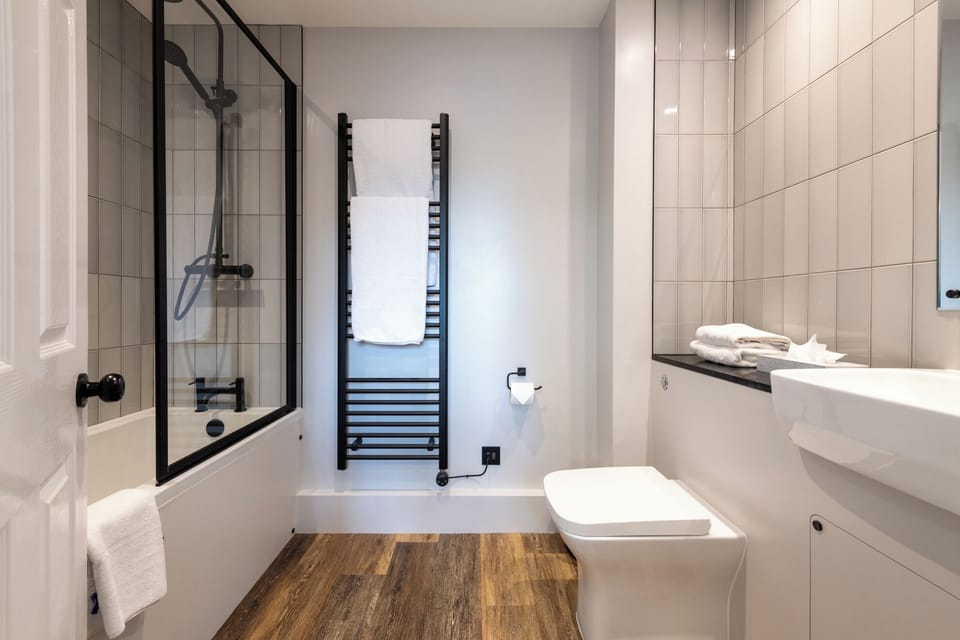 Family Room, 1 Bedroom | Bathroom | Rainfall showerhead, free toiletries, hair dryer, towels