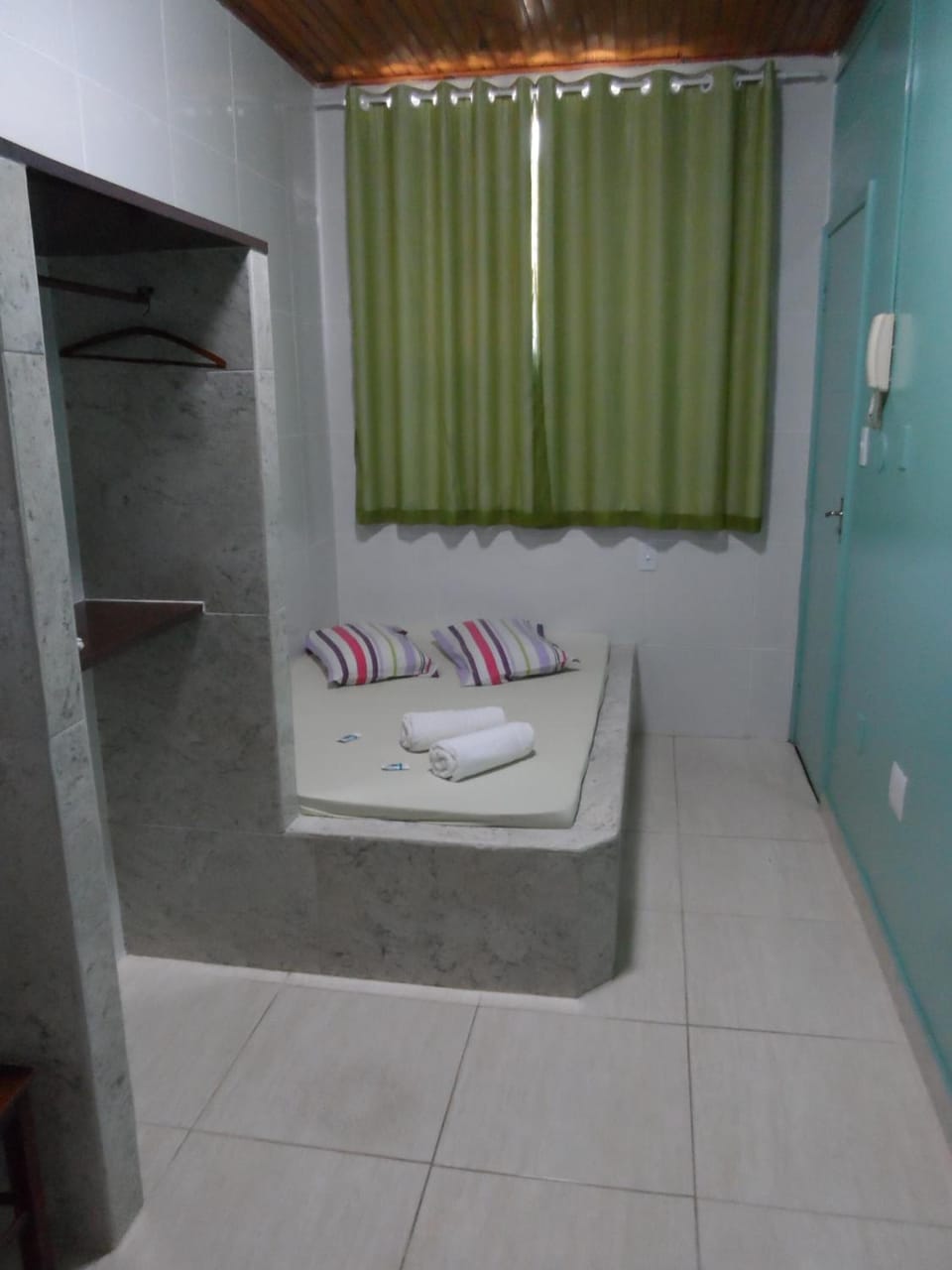 Shower, free toiletries, towels