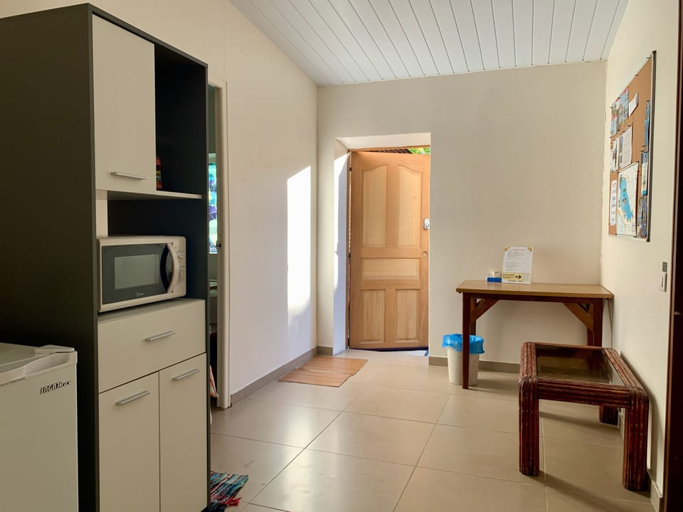 Family Room | Shared kitchen facilities | Fridge, oven, coffee/tea maker, electric kettle