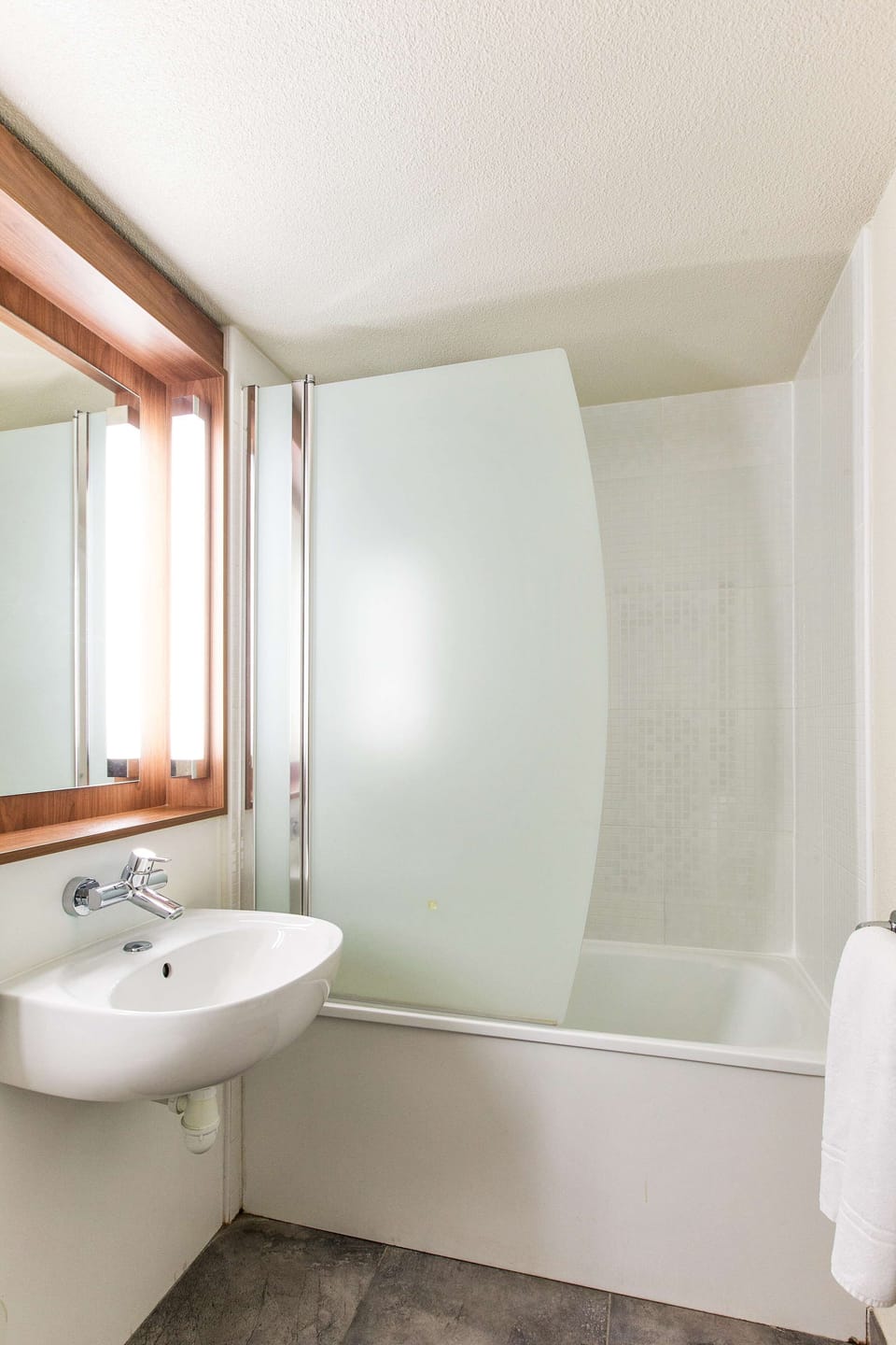 Combined shower/tub, eco-friendly toiletries, towels